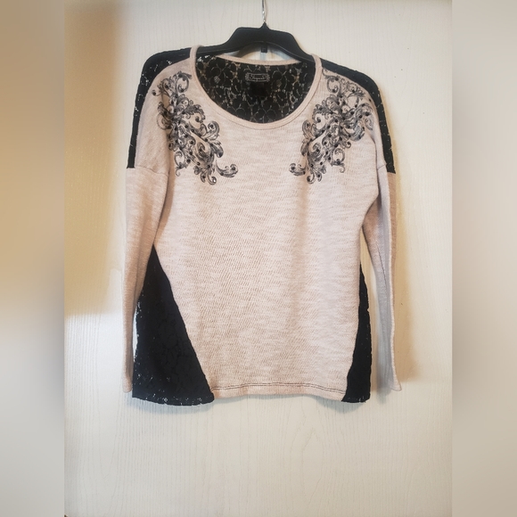 Shyanne biege and black lace shirt - Picture 1 of 6